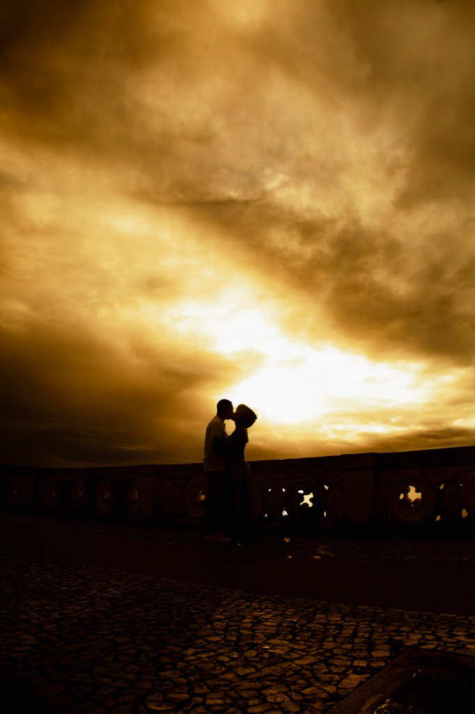 Silhueta do casal se beijando no pôr do sol