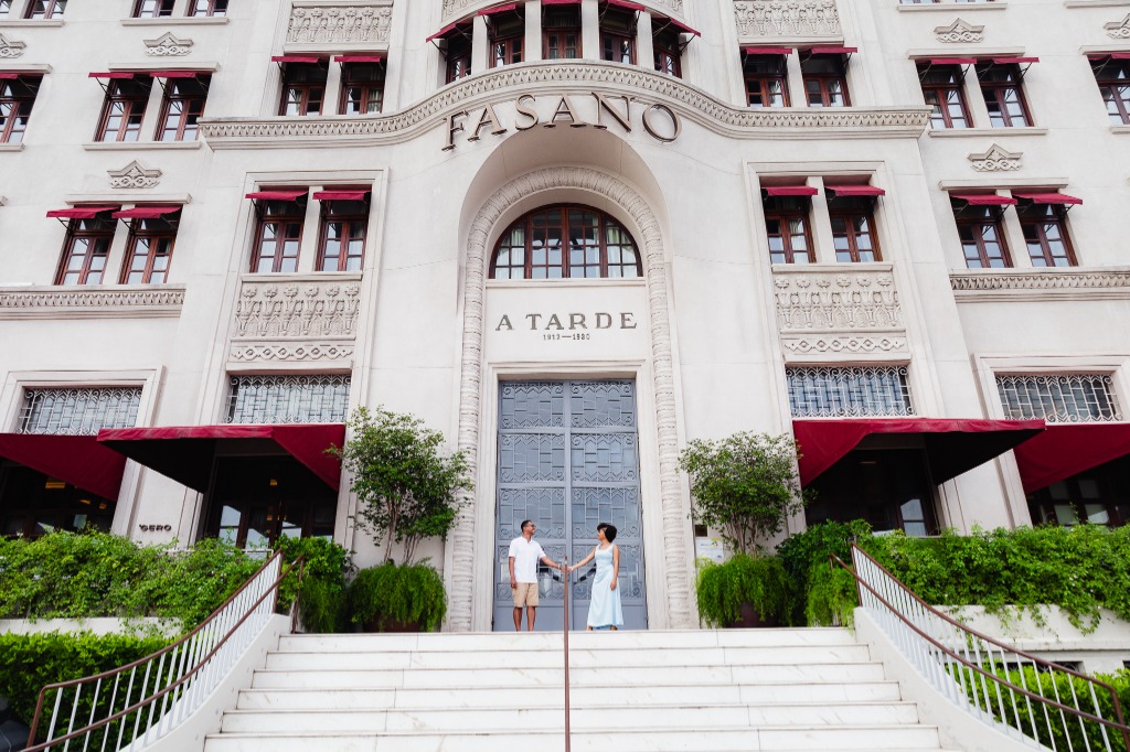 Casal sorrindo em frente ao Fasano